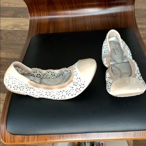 Dexflex Comfort white floral flats